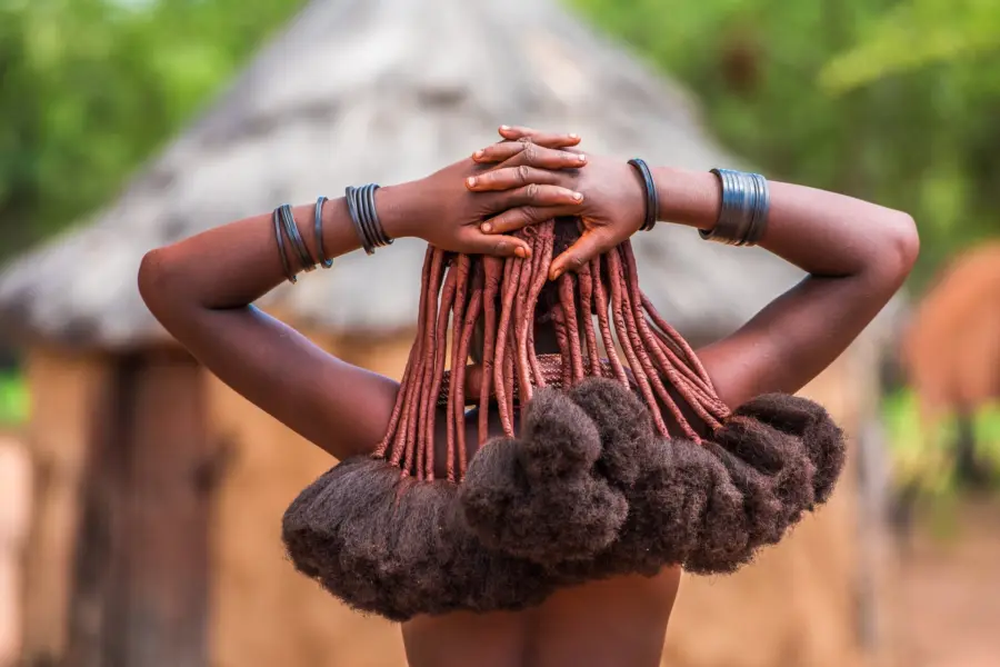 Avila Reizen Namibie Hair style of Himba women tribespeople living in northern Namibia